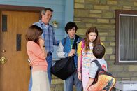 The Middle – Neidisch auf die tollen Urlaubsreisen der Nachbarn, beschließen Frankie (Patricia Heaton, l.) und Mike (Neil Flynn, 2.v.l.), mit ihren Kindern (Charlie McDermott, M., Eden Sher, 2.v.r, Atticus Shaffer, r.) einen Camping-Ausflug zu machen. Dies stößt jedoch auf wenig Begeisterung ...