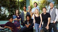 Community – (4. Staffel) - Community - Eine ganz spezielle Lerngruppe: (v.l.n.r.) Troy Barnes (Donald Glover), Annie Edison (Alison Brie), Abed Nadir (Danny Pudi), Shirley Bennett (Yvette Nicole Brown), Dean Pelton (Jim Rash), Senor Chang (Ken Jeong), Britta Perry (Gillian Jacobs), Jeff Winger (Joel McHale) und Pierce Hawthorne (Chevy Chase) ...