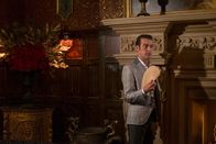 The Royals – Damit Helena ihm nichts anhaben kann, greift er zu ganz besonderen Mitteln: Cyrus (Jake Maskall) ...
