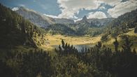 Heimatleuchten – Die idyllisch gelegene Brennhütte am Funtensee.