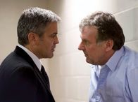 Michael Clayton – Michael Clayton (George Clooney, li.), Spezialist für Spezialaufträge, soll seinen langjährigen Freund und Kollegen Arthur Edens (Tom Wilkinson) wieder auf Kurs bringen.