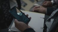 Mayday - Alarm im Cockpit – REENACTMENT - Die Ermittler, die versuchen zu verstehen, was zum tödlichen Absturz von Atlas Air Flug 3591 führte, vermuten, dass die metallene Armbanduhr des Ersten Offiziers Conrad Aska ihn daran gehindert haben könnte, zu bemerken, dass er sein Flugzeug versehentlich in den Go-Around-Modus versetzt hatte. (Cineflix 2022)