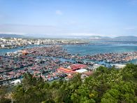 Verrückt nach Meer – Blick von der Affeninsel auf ein Fischerdorf beim Stopp der "Grand Lady" in Sanya auf der Halbinsel Hainan in China. Das Fischerdorf besteht aus Stelzenhütten, umgeben von kleinen Fischfarmen.