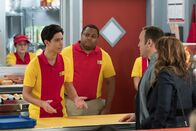 Kevin Can Wait – (v.li.) Lorenzo James Henrie (Anthony), Chris Knowings (Omar), Kevin James (Kevin Gable), Leah Remini (Vanessa Cellucci).