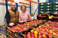 Wer kann das bezahlen? – Anna Planken (r) mit Sadri Limani im Kühlhaus von Limani Fruchtgroßhandel im Großmarkt Duisburg.