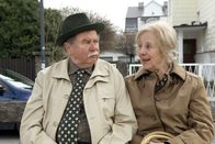 Oben ohne – Ernst Konarek (Otto Schratt), Bibiana Zeller (Hilde Horrowitz).