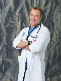 Scrubs - Med School – (9. Staffel) - Dr. Cox (John C. McGingley) arbeitet nebenbei als Lehrer an der Medizin-Uni und ist wie immer von Kollegen und Studenten angewidert ...