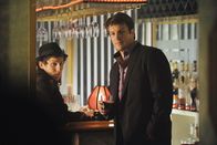 Castle – Ein Mordfall in Mafiakreisen bringt Richard Castle (Nathan Fillion, r.) dazu, sich direkt undercover in die Höhle des Löwen zu begeben.