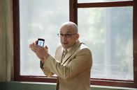 Community – Dekan Pelton (Jim Rash) kann sein Glück kaum fassen: Er soll einen Werbespot für das College drehen ...