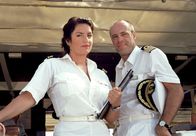 Unter weißen Segeln – Kapitän Klaus Berger (Peter Kremer) sticht gemeinsam mit seiner Cruisedirektorin Marlene (Christine Neubauer) in See.