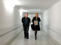 Tatort – NDR Fernsehen TATORT, "Der tote Chinese" Uhr. Im Fall des getöteten Chinesen Tony Wang ermitteln die Kommissare Charlotte Sänger (Andrea Sawatzki) und Fritz Dellwo (Jörg Schüttauf) am Frankfurter Flughafen.