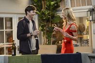 Two and a Half Men – Walden (Ashton Kutcher, l.) hat ein Date mit Nadine (Kate Lang Johnson, r.), die er auf einer Geschäftsveranstaltung kennengelernt hat. Durch einen dummen Zufall bricht sie sich das Bein, und Walden kümmert sich fortan um sie ...