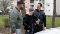 neoriginal: Becoming Charlie – Charlie (Lea Drinda, M.) und Nikolas (Danilo Kamperidis, l.) sind beeindruckt von Enzos (Rouven Israel, r.) aufgemotztem Auto.
