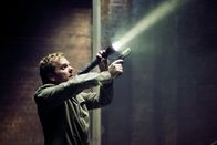 Mirrors – Als Nachtwächter in einer ehemaligen Luxus-Shopping-Mall muss sich der Ex-Polizist Ben Carson (Kiefer Sutherland) nicht nur den Dämonen seiner eigenen Vergangenheit stellen, sondern auch den mysteriöse Erscheinungen in den riesigen Spiegelflächen des Kaufhauses ...