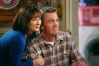 The Middle – Um ihren Kindern die Wahrheit darüber zu entlocken, wer die Fensterscheibe im Wohnzimmer beschädigt hat, erfinden Frankie (Patricia Heaton, l.) und Mike (Neil Flynn, r.) das "Rad des Schmerzes" und drohen unter anderem damit, Sues 16. Geburtstag ausfallen zu lassen ...