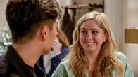 Rote Rosen – Noah (Jan Liem) ist nicht begeistert, dass Toni (Sarah Buchholzer) in der WG einziehen soll. Doch vielleicht findet er sie sympathischer, als er zugibt…