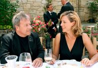 Der Winzerkönig – Der Weinhändler Martin Strasser (Wolfram Berger, l.) und Thomas' Ex-Frau Johanna Stickler (Carin C. Tietze, r.) kommen sich auf Claudias Beerdigung näher.