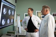 In aller Freundschaft – Dr. Kai Hoffmanns (Julian Weigend, li.) Bruder Mirko hatte erneut einen starken Krampfanfall. Gemeinsam mit Dr. Roland Heilmann (Thomas Rühmann, re.) sucht er die Ursache.