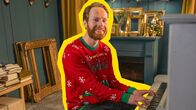 SingAlarm – Beim Schmücken des Weihnachtsbaums läuft mal wieder alles schief. Wie Heiligabend doch noch gerettet werden kann, erzählt uns Enno Bunger in seinem Song "O je, Tannenbaum!".