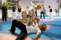 Akte Ex – Kristina Katzer (Isabell Gerschke, l.) will in der Kampfsportschule in Weimar ihre Kung-Fu-Kenntnisse auffrischen. Ihr Trainer Alexander Rick (Mathis Landwehr, r.) ist schwer beeindruckt von seiner neuen Schülerin.