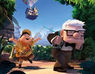 Oben – Im Amazonas angekommen, muss der griesgrämige Carl Fredricksen (r.) mit seinem blinden Passagier, dem 8-jährigen Pfadfinderjungen Russell, wohl oder übel auskommen.