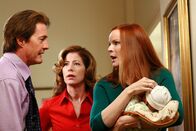 Desperate Housewives – Können Sylvia nicht dazu bewegen, das Badezimmer zu verlassen: Katherine (Dana Delany, M.), Bree (Marcia Cross, r.) und Orson (Kyle MacLachlan, l.) ...