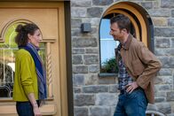 Der Bergdoktor – Hans (Heiko Ruprecht) nimmt das Gesprächsangebot seiner ehemaligen Schwägerin Caro (Barbara Lanz) an und schüttet sein Herz bei ihr aus.