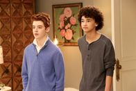 The Mick – Chip (Thomas Barbusca, l.) und sein Freund Eduardo (Faly Rakotohavana, r.) hoffen auf coole Gesellschaft ...