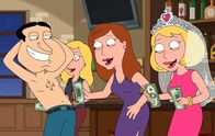 Family Guy – Als der Pilotenstreik für diesen Tag zu Ende geht, stolpert Quagmire (l.) samt Uniform in einen Junggesellinnenabschied. Er wird sofort für einen Stripper gehalten - erst verwirrt, schmeichelt dem Lebemann die Verwechslung dann doch ...