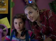 Schloss Einstein – Constanze lädt mit Pippis Hilfe das Beweisvideo gegen Phillip ins Internet. (Marie Borchardt, li.; Henrieke Fritz, re.)