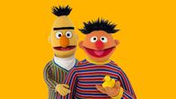 Sesamstraße – Bert (l.) möchte lesen, Ernie (r.) sucht die Zahl „5“.