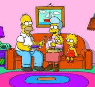 Die Simpsons – Die Simpsons stellen erschreckend fest, dass jemand in ihr Haus eingebrochen hat. Tatsächlich hat sich nur Homers (l.) Mutter Mona (2.v.l.), die jahrelang verschollen war, ins Haus geschlichen, die überraschend verkündet, von nun an für ihren Sohn und seine Familie da zu sein ...
