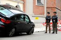 München 7 – ARD/HEITER BIS TÖDLICH - MÜNCHEN 7, Krimiserie mit 16 neuen Folgen, Folge 24 "Die zwölfte Frau"50 Uhr im Ersten. Auf dem Altstadtring gab es einen Unfall und nun steht in der Leitplanke ein demoliertes Auto, doch vom Fahrer fehlt jede Spur. Xaver (Andreas Giebel, r.) und Felix (Florian Karlheim, l.) überlegen, was zu tun ist.