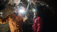 Deutschland in ... – Das Kupfer der Himmelsscheibe wurde in den Ostalpen abgebaut. Der Montanarchäologe Prof. Dr. Thomas Stöllner (l.) mit Mirko Drotschmann (r.) im Kupferbergwerk in 200 Metern Tiefe.