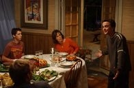 Malcolm mittendrin – Lois (Jane Kaczmarek, M.) und Reese (Justin Berfield, l.) sind entsetzt, als sie Malcolm (Frankie Muniz, r.) völlig betrunken sehen ...