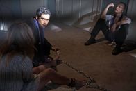 The Exorcist – Der Kampf gegen den Dämon in Casey (Hannah Kasulka, l.) wird nicht nur für Pater Tomas (Alfonso Herrera, M.) und Pater Marcus (Ben Daniels, r.) zu einem Horrortrip ...