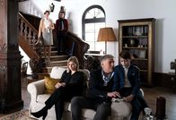 Der Staatsanwalt – Elli Braach (Siri Nase, l.), Henry Braach (Marek Harloff, 2.v.l.), Janine Braach (Maya Bothe, M.), Gernot Braach (Manfred Zapatka, 2.v.r.) und Wilhelm Braach (Vincent Peine, r.) versammeln sich in ihrem Wohnzimmer.