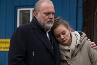 Der Alte – Der Gesundheitszustand ihres Vaters bereitet Charlotte Bichler (Mathilde Bundschuh) so große Sorgen, dass sie für einen Moment Trost bei Hauptkommissar Richard Voss (Jan-Gregor Kremp) sucht.
