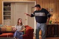 Young Sheldon – Mary Cooper (Zoe Perry, l.); George Cooper sen. (Lance Barber, r.)