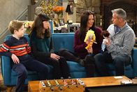 Man with a Plan – Adam (Matt LeBlanc, r.) und Andi (Liza Snyder, 2.v.r.) wollen Kate (Grace Kaufman, 2.v.l.) und Teddy (Matthew McCann, l.) aufklären. Doch die Kinder fühlen sich wegen ihrer seltsamen Vorgehensweise unglaublich unwohl dabei ...