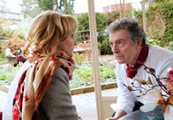 Sturm der Liebe – ARD STURM DER LIEBE FOLGE 1532 Uhr im ERSTEN. Nicola (Kerstin Gähte, l.) erzählt André (Joachim Lätsch, r.) von ihrer tödlichen Krankheit.