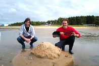 CheXpedition – Michael und Checker Julian (rechts) erforschen gemeinsam das Watt.