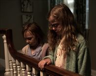 Mama – Nach fünf Jahren in einer heruntergekommenen Hütte, werden Lilly (Isabelle Nélisse, l.) und Victoria (Megan Charpentier, r.) von ihrem Onkel und deren Freundin aufgenommen. Doch sie kommen nicht alleine ...