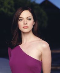 Charmed - Zauberhafte Hexen – (4. Staffel) - Es stellt sich heraus, dass Paige (Rose McGowan) eine Halbschwester der Halliwell-Hexen ist. Die Frauen haben alle dieselbe Mutter, aber unterschiedliche Väter.