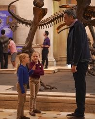 Single Parents – L-R: Emma Fogerty (Mia Allan), Amy Fogerty (Ella Allan) and Douglas Fogerty (Brad Garrett)