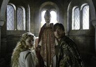The Last King - Der Erbe des Königs – Kristin (Thea Sofie Loch Næss, l.) wird von Gisle (Pål Sverre Hagen, r.) und einem Vertreter der Kirche (Bjørn Sundquist, M.) für deren dunkle Machenschaften missbraucht.