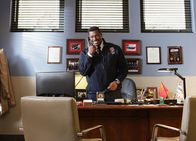 Chicago Fire – Chicago Fire Eine schwere Last - A Heavy Weight Staffel 2, Episode 19 Gut gelaunt: Eamonn Walker als Chief Boden (Copyright SRF/NBC Universal)