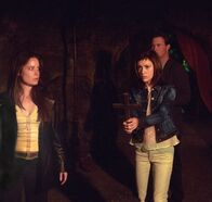 Charmed - Zauberhafte Hexen – Wieder zu Hause verwandelt sich Paige nach und nach in einen Vampir. Phoebe (Alyssa Milano, M.), Cole (Julian McMahon, r.) und Piper (Holly Marie Combs, l.) suchen fieberhaft nach einem Gegenzauber.