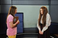The Middle – Als Frankie ihrer Familie vorschlägt, sich gegenseitig Neujahrsvorsätze vorzugeben, sind diese wenig begeistert. Nur Sue (Eden Sher, l.) ist völlig aus dem Häuschen und will ein Wrestling-Cheerleading-Team gründen. Doch Ruth (Grace Bannon, r.) und die anderen Mädchen ziehen nicht mit ...