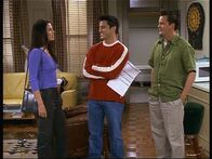 Friends – Joey (Matt LeBlanc, M.) sucht bereits eine Mitbewohnerin, als Chandler (Matthew Perry, r.) ihm mitteilen will, dass er wahrscheinlich gar nicht mehr auszieht.